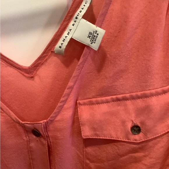 Banana Republic salmon pink v-neck 100% silk sleeveless top 3/4 button Sz XS - Picture 3 of 6
